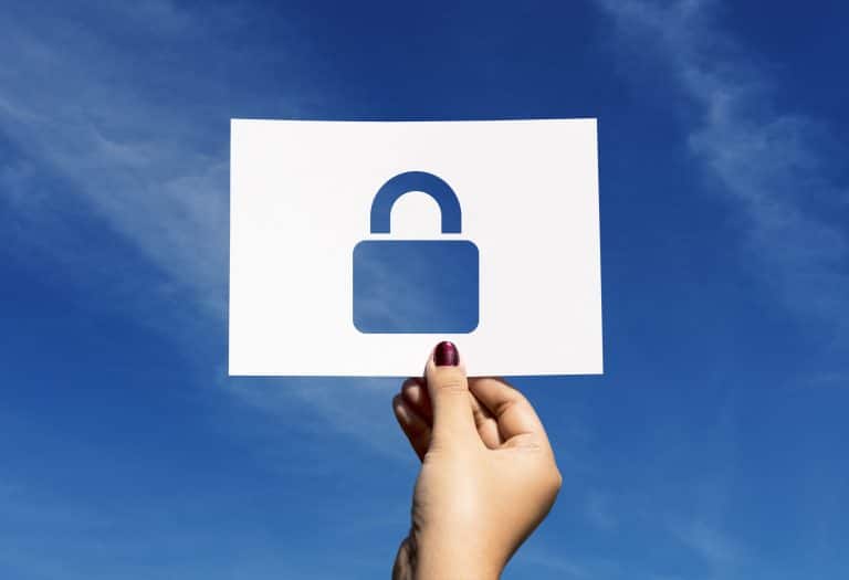 Cadenas sur papier blanc signifiant système de sécurité réseau